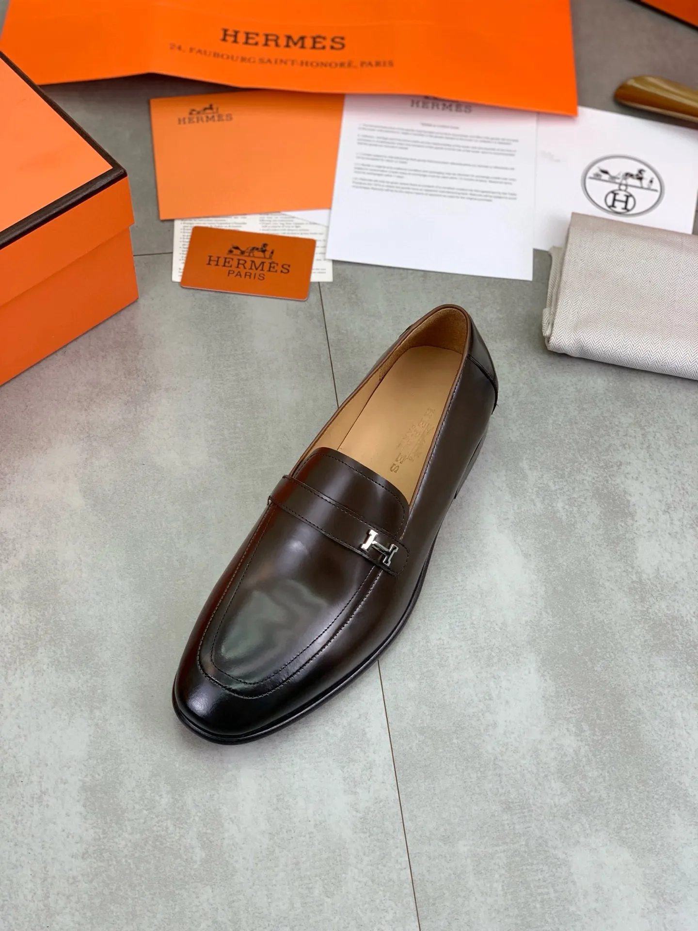 Factory price P960 💰Top version 💎💎💎 Original leather outsole Brand: Hermès (Hermès) Standard code: Men's size 39-44 (38, 45 can be customized) Grade: Same as the official website Original quality materials: Original soft calfskin Water-dyed cowhide lining Original Italian leather outsole Style categories: Men's fashion Formal casual leather shoes Slip-on men's shoes series Young fashion European and American trends, British style, colors: multiple options, counter packaging
